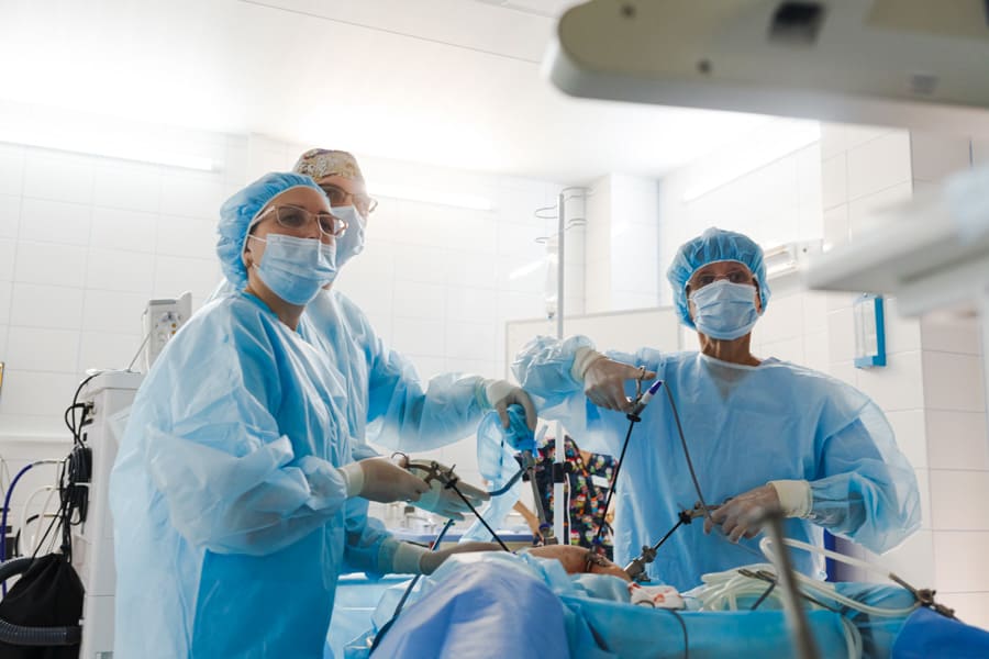 Хирурги проводят лапароскопическую операцию в Клинике Санитас