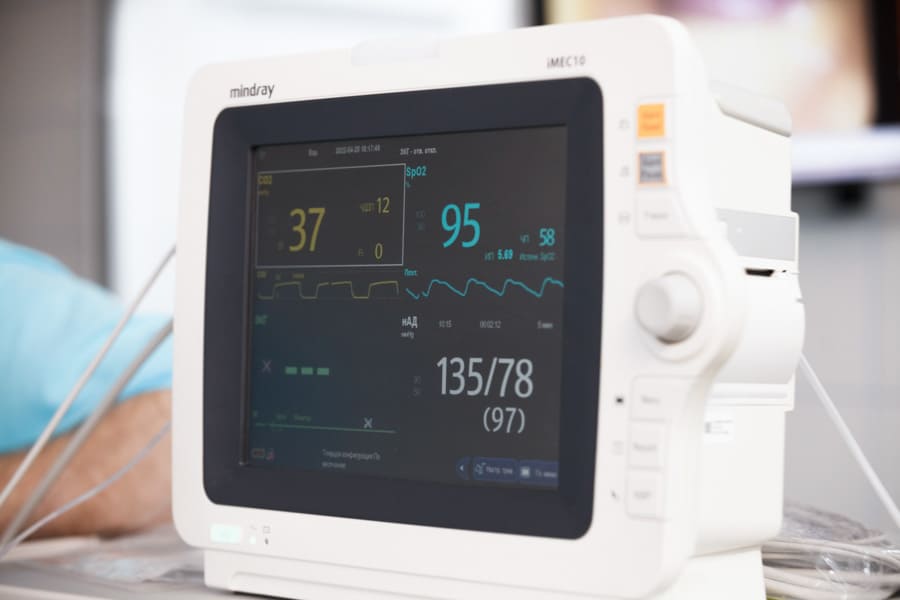 Аппарат для мониторинга жизненных показателей пациента во время лапароскопической операции в Клинике Санитас